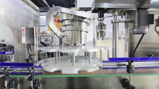 RM100 أغطية تويست ألومنيوم ROPP Capper الأوتوماتيكية على زجاجات النبيذ والمشروبات الكحولية